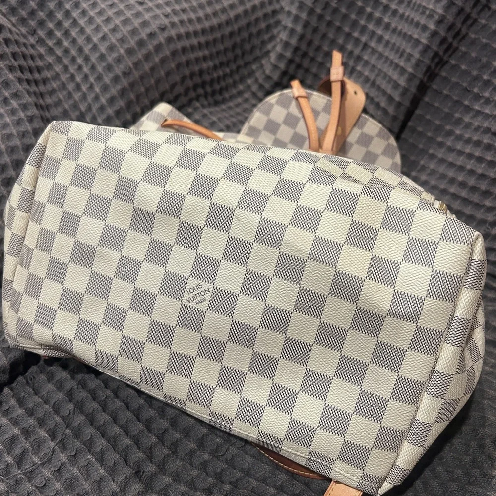 Luis Vuitton Damier Azure.Only used a few times,great condition.Dust bag and box - Picture 10 of 13